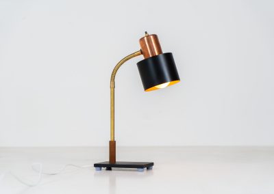 “Beta” table lamp in copper and brass by Jo Hammerborg for Fog & Mørup (Denmark, 1960s). An iconic example of Scandinavian modernism! Crafted with a sleek combination of copper, brass and a black lacquered shade & base. It features an adjustable arm and refined details. Ideal for a desk or bedside table. In very good condition!