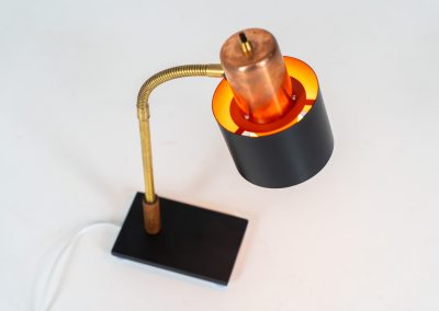 “Beta” table lamp in copper and brass by Jo Hammerborg for Fog & Mørup (Denmark, 1960s). An iconic example of Scandinavian modernism! Crafted with a sleek combination of copper, brass and a black lacquered shade & base. It features an adjustable arm and refined details. Ideal for a desk or bedside table. In very good condition!