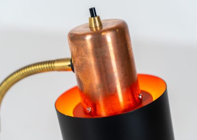 “Beta” table lamp in copper and brass by Jo Hammerborg for Fog & Mørup (Denmark, 1960s). An iconic example of Scandinavian modernism! Crafted with a sleek combination of copper, brass and a black lacquered shade & base. It features an adjustable arm and refined details. Ideal for a desk or bedside table. In very good condition!