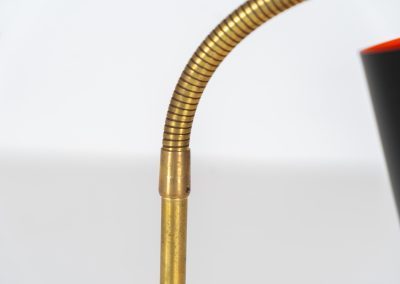 “Beta” table lamp in copper and brass by Jo Hammerborg for Fog & Mørup (Denmark, 1960s). An iconic example of Scandinavian modernism! Crafted with a sleek combination of copper, brass and a black lacquered shade & base. It features an adjustable arm and refined details. Ideal for a desk or bedside table. In very good condition!