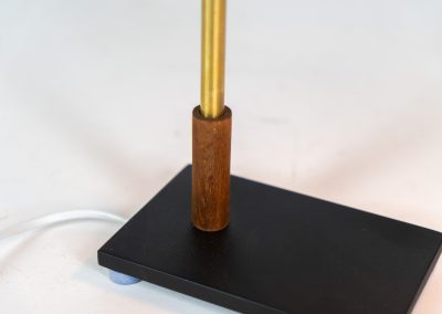 “Beta” table lamp in copper and brass by Jo Hammerborg for Fog & Mørup (Denmark, 1960s). An iconic example of Scandinavian modernism! Crafted with a sleek combination of copper, brass and a black lacquered shade & base. It features an adjustable arm and refined details. Ideal for a desk or bedside table. In very good condition!