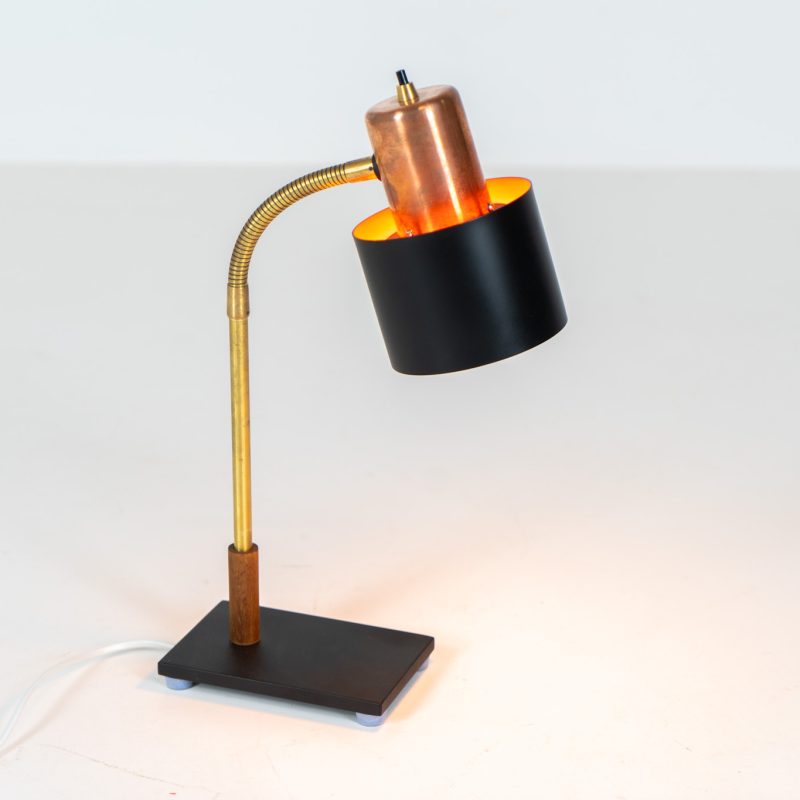 “Beta” table lamp in copper and brass by Jo Hammerborg for Fog & Mørup (Denmark, 1960s). An iconic example of Scandinavian modernism! Crafted with a sleek combination of copper, brass and a black lacquered shade & base. It features an adjustable arm and refined details. Ideal for a desk or bedside table. In very good condition!