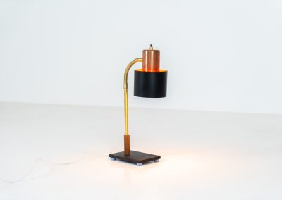 “Beta” table lamp in copper and brass by Jo Hammerborg for Fog & Mørup (Denmark, 1960s). An iconic example of Scandinavian modernism! Crafted with a sleek combination of copper, brass and a black lacquered shade & base. It features an adjustable arm and refined details. Ideal for a desk or bedside table. In very good condition!