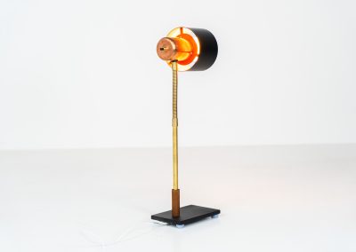 “Beta” table lamp in copper and brass by Jo Hammerborg for Fog & Mørup (Denmark, 1960s). An iconic example of Scandinavian modernism! Crafted with a sleek combination of copper, brass and a black lacquered shade & base. It features an adjustable arm and refined details. Ideal for a desk or bedside table. In very good condition!