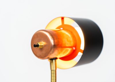 “Beta” table lamp in copper and brass by Jo Hammerborg for Fog & Mørup (Denmark, 1960s). An iconic example of Scandinavian modernism! Crafted with a sleek combination of copper, brass and a black lacquered shade & base. It features an adjustable arm and refined details. Ideal for a desk or bedside table. In very good condition!