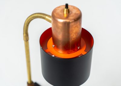 “Beta” table lamp in copper and brass by Jo Hammerborg for Fog & Mørup (Denmark, 1960s). An iconic example of Scandinavian modernism! Crafted with a sleek combination of copper, brass and a black lacquered shade & base. It features an adjustable arm and refined details. Ideal for a desk or bedside table. In very good condition!