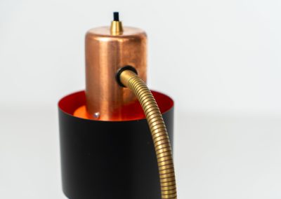 “Beta” table lamp in copper and brass by Jo Hammerborg for Fog & Mørup (Denmark, 1960s). An iconic example of Scandinavian modernism! Crafted with a sleek combination of copper, brass and a black lacquered shade & base. It features an adjustable arm and refined details. Ideal for a desk or bedside table. In very good condition!