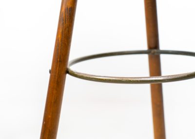 Set of 3 Brutalist “Marbella” stools manufactured by Conoform and attributed to Sergio Rodrigues (Spain, 1970s). This iconic set of Marbella stools, also known as the “Spanish Stool,” exemplifies brutalist design with a sculptural flair. Crafted from solid beech wood, the stools feature a distinctive curved seat and are complemented by a sturdy iron footrest. The set is in good vintage condition, displaying some signs of use such as seat marks and wear consistent with age.