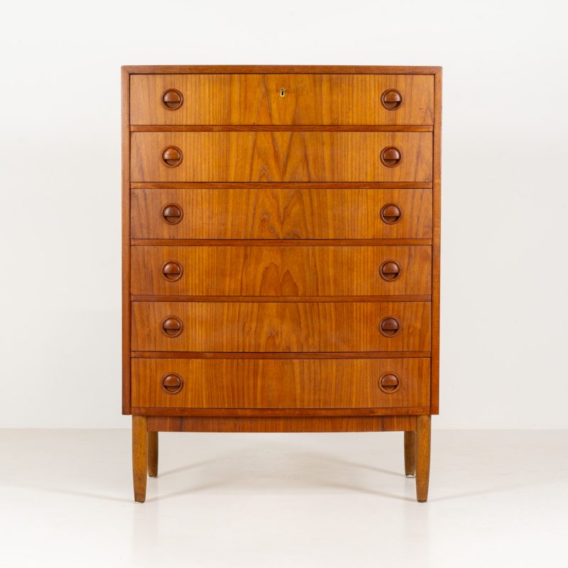 Bow front chest of drawers Kai Kristiansen (Denmark, 1960s). A very convenient and elegant piece with six drawers and nice organic sculpted handles, crafted out of teak. In good vintage condition with some visible using traces, mainly on the top. Original key included.