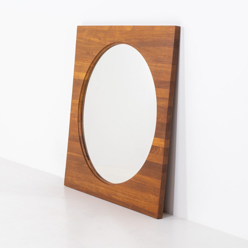 XL Mid-century mirror in solid teak (Denmark, 1960s). This stunning Danish mirror is crafted from solid teak, showcasing a bold square frame that perfectly complements the round inset mirror. A beautiful piece that adds warmth and timeless elegance to any space! The mirror remains in excellent condition. While it doesn’t currently have mounts for wall hanging, we’d be happy to arrange this upon request.