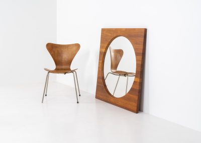 XL Mid-century mirror in solid teak (Denmark, 1960s). This stunning Danish mirror is crafted from solid teak, showcasing a bold square frame that perfectly complements the round inset mirror. A beautiful piece that adds warmth and timeless elegance to any space! The mirror remains in excellent condition. While it doesn’t currently have mounts for wall hanging, we’d be happy to arrange this upon request.