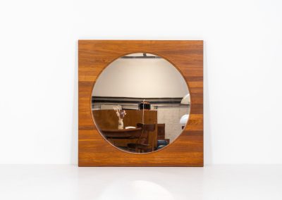 XL Mid-century mirror in solid teak (Denmark, 1960s). This stunning Danish mirror is crafted from solid teak, showcasing a bold square frame that perfectly complements the round inset mirror. A beautiful piece that adds warmth and timeless elegance to any space! The mirror remains in excellent condition. While it doesn’t currently have mounts for wall hanging, we’d be happy to arrange this upon request.