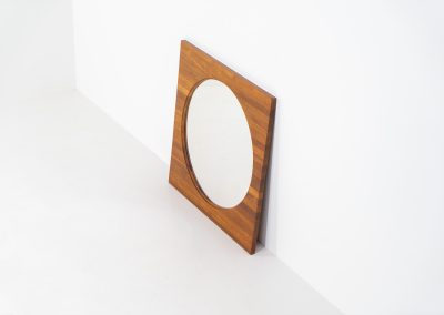 XL Mid-century mirror in solid teak (Denmark, 1960s). This stunning Danish mirror is crafted from solid teak, showcasing a bold square frame that perfectly complements the round inset mirror. A beautiful piece that adds warmth and timeless elegance to any space! The mirror remains in excellent condition. While it doesn’t currently have mounts for wall hanging, we’d be happy to arrange this upon request.