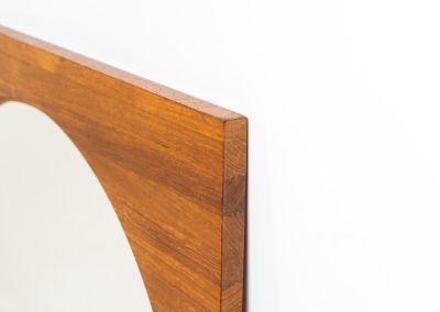 XL Mid-century mirror in solid teak (Denmark, 1960s). This stunning Danish mirror is crafted from solid teak, showcasing a bold square frame that perfectly complements the round inset mirror. A beautiful piece that adds warmth and timeless elegance to any space! The mirror remains in excellent condition. While it doesn’t currently have mounts for wall hanging, we’d be happy to arrange this upon request.