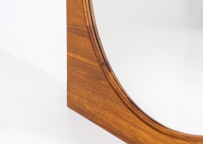 XL Mid-century mirror in solid teak (Denmark, 1960s). This stunning Danish mirror is crafted from solid teak, showcasing a bold square frame that perfectly complements the round inset mirror. A beautiful piece that adds warmth and timeless elegance to any space! The mirror remains in excellent condition. While it doesn’t currently have mounts for wall hanging, we’d be happy to arrange this upon request.