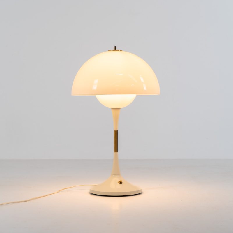 ‘Trixel’ table lamp by Bent Karlby for Lyfa (Denmark, 1960s). This beautiful mushroom lamp consists of two semicircular spheres that provide a soft and pleasant glow. It’s mainly white, finished with some brass details. In excellent and original condition.