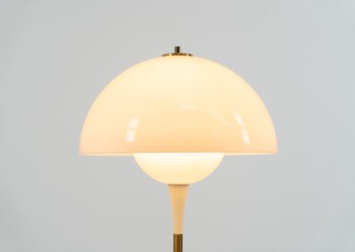 ‘Trixel’ table lamp by Bent Karlby for Lyfa (Denmark, 1960s). This beautiful mushroom lamp consists of two semicircular spheres that provide a soft and pleasant glow. It’s mainly white, finished with some brass details. In excellent and original condition.