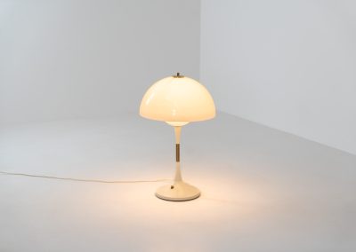 ‘Trixel’ table lamp by Bent Karlby for Lyfa (Denmark, 1960s). This beautiful mushroom lamp consists of two semicircular spheres that provide a soft and pleasant glow. It’s mainly white, finished with some brass details. In excellent and original condition.