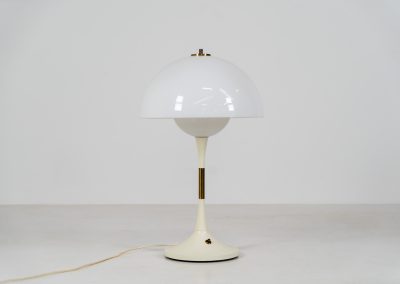 ‘Trixel’ table lamp by Bent Karlby for Lyfa (Denmark, 1960s). This beautiful mushroom lamp consists of two semicircular spheres that provide a soft and pleasant glow. It’s mainly white, finished with some brass details. In excellent and original condition.