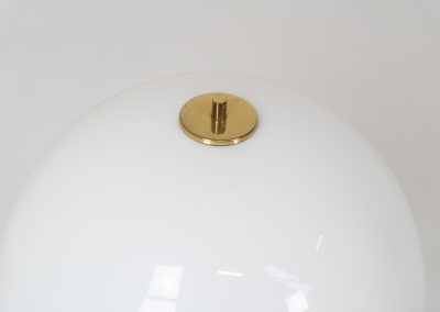 ‘Trixel’ table lamp by Bent Karlby for Lyfa (Denmark, 1960s). This beautiful mushroom lamp consists of two semicircular spheres that provide a soft and pleasant glow. It’s mainly white, finished with some brass details. In excellent and original condition.