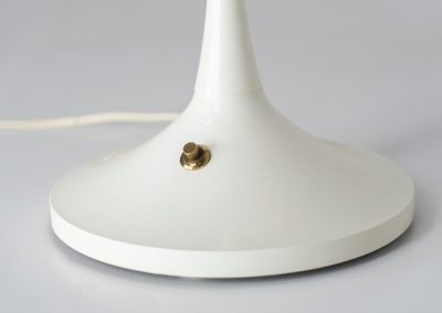 ‘Trixel’ table lamp by Bent Karlby for Lyfa (Denmark, 1960s). This beautiful mushroom lamp consists of two semicircular spheres that provide a soft and pleasant glow. It’s mainly white, finished with some brass details. In excellent and original condition.