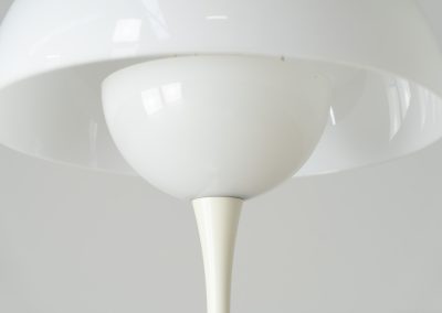 ‘Trixel’ table lamp by Bent Karlby for Lyfa (Denmark, 1960s). This beautiful mushroom lamp consists of two semicircular spheres that provide a soft and pleasant glow. It’s mainly white, finished with some brass details. In excellent and original condition.