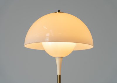 ‘Trixel’ table lamp by Bent Karlby for Lyfa (Denmark, 1960s). This beautiful mushroom lamp consists of two semicircular spheres that provide a soft and pleasant glow. It’s mainly white, finished with some brass details. In excellent and original condition.