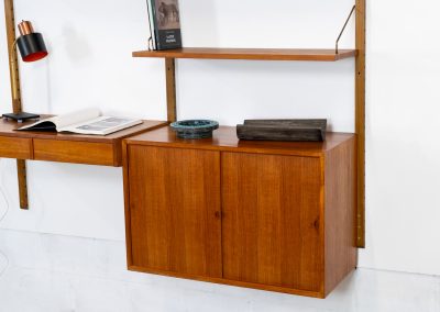 Double wall-unit by Poul Cadovius (Denmark, 1960s). This beautiful and versatile wall-unit is a prime example of Cadovius’ timeless design. Featuring seven shelves, a cabinet, and a desk cabinet with two drawers, it offers both functionality and style. The modular system allows for endless configuration possibilities, enabling you to arrange the pieces to suit your personal taste and space. Aside from a few minor repair marks, the unit is in excellent condition.