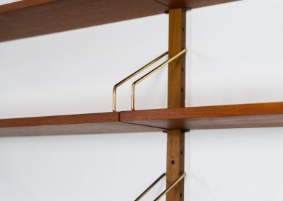 Double wall-unit by Poul Cadovius (Denmark, 1960s). This beautiful and versatile wall-unit is a prime example of Cadovius’ timeless design. Featuring seven shelves, a cabinet, and a desk cabinet with two drawers, it offers both functionality and style. The modular system allows for endless configuration possibilities, enabling you to arrange the pieces to suit your personal taste and space. Aside from a few minor repair marks, the unit is in excellent condition.