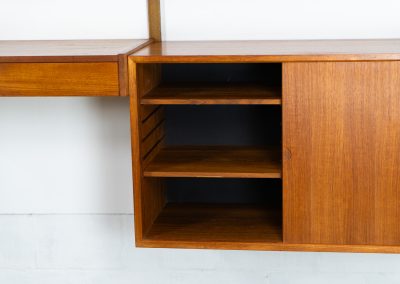 Double wall-unit by Poul Cadovius (Denmark, 1960s). This beautiful and versatile wall-unit is a prime example of Cadovius’ timeless design. Featuring seven shelves, a cabinet, and a desk cabinet with two drawers, it offers both functionality and style. The modular system allows for endless configuration possibilities, enabling you to arrange the pieces to suit your personal taste and space. Aside from a few minor repair marks, the unit is in excellent condition.