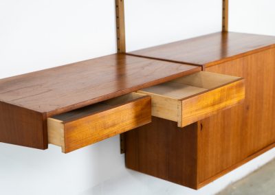 Double wall-unit by Poul Cadovius (Denmark, 1960s). This beautiful and versatile wall-unit is a prime example of Cadovius’ timeless design. Featuring seven shelves, a cabinet, and a desk cabinet with two drawers, it offers both functionality and style. The modular system allows for endless configuration possibilities, enabling you to arrange the pieces to suit your personal taste and space. Aside from a few minor repair marks, the unit is in excellent condition.