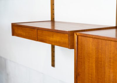 Double wall-unit by Poul Cadovius (Denmark, 1960s). This beautiful and versatile wall-unit is a prime example of Cadovius’ timeless design. Featuring seven shelves, a cabinet, and a desk cabinet with two drawers, it offers both functionality and style. The modular system allows for endless configuration possibilities, enabling you to arrange the pieces to suit your personal taste and space. Aside from a few minor repair marks, the unit is in excellent condition.