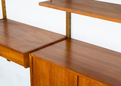 Double wall-unit by Poul Cadovius (Denmark, 1960s). This beautiful and versatile wall-unit is a prime example of Cadovius’ timeless design. Featuring seven shelves, a cabinet, and a desk cabinet with two drawers, it offers both functionality and style. The modular system allows for endless configuration possibilities, enabling you to arrange the pieces to suit your personal taste and space. Aside from a few minor repair marks, the unit is in excellent condition.