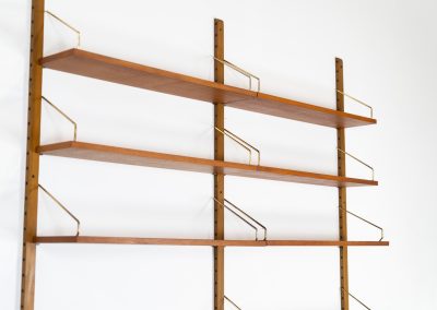 Double wall-unit by Poul Cadovius (Denmark, 1960s). This beautiful and versatile wall-unit is a prime example of Cadovius’ timeless design. Featuring seven shelves, a cabinet, and a desk cabinet with two drawers, it offers both functionality and style. The modular system allows for endless configuration possibilities, enabling you to arrange the pieces to suit your personal taste and space. Aside from a few minor repair marks, the unit is in excellent condition.