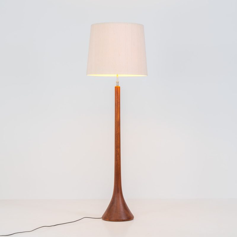 Huge sculptural “Teardrop” floor lamp by Domus (Germany, 1970s). This striking piece features a sculptural solid teak stem and base, paired with a large wild-silk lampshade. The lamp is height-adjustable and houses three light bulbs inside the shade, which can be switched on individually or together for customizable lighting. The floor lamp remains in its original, very good condition—a true statement piece for any interior.