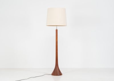 Huge sculptural “Teardrop” floor lamp by Domus (Germany, 1970s). This striking piece features a sculptural solid teak stem and base, paired with a large wild-silk lampshade. The lamp is height-adjustable and houses three light bulbs inside the shade, which can be switched on individually or together for customizable lighting. The floor lamp remains in its original, very good condition—a true statement piece for any interior.
