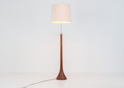 Huge sculptural “Teardrop” floor lamp by Domus (Germany, 1970s). This striking piece features a sculptural solid teak stem and base, paired with a large wild-silk lampshade. The lamp is height-adjustable and houses three light bulbs inside the shade, which can be switched on individually or together for customizable lighting. The floor lamp remains in its original, very good condition—a true statement piece for any interior.