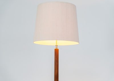 Huge sculptural “Teardrop” floor lamp by Domus (Germany, 1970s). This striking piece features a sculptural solid teak stem and base, paired with a large wild-silk lampshade. The lamp is height-adjustable and houses three light bulbs inside the shade, which can be switched on individually or together for customizable lighting. The floor lamp remains in its original, very good condition—a true statement piece for any interior.