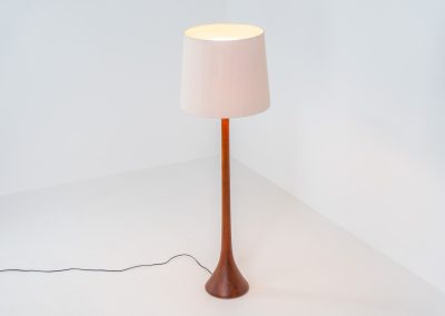 Huge sculptural “Teardrop” floor lamp by Domus (Germany, 1970s). This striking piece features a sculptural solid teak stem and base, paired with a large wild-silk lampshade. The lamp is height-adjustable and houses three light bulbs inside the shade, which can be switched on individually or together for customizable lighting. The floor lamp remains in its original, very good condition—a true statement piece for any interior.