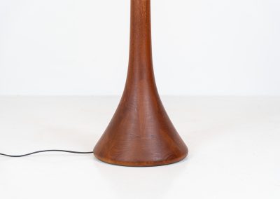 Huge sculptural “Teardrop” floor lamp by Domus (Germany, 1970s). This striking piece features a sculptural solid teak stem and base, paired with a large wild-silk lampshade. The lamp is height-adjustable and houses three light bulbs inside the shade, which can be switched on individually or together for customizable lighting. The floor lamp remains in its original, very good condition—a true statement piece for any interior.