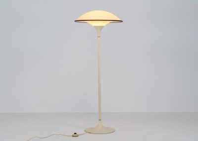 Magnificent “Cosmos” floor lamp by Preben Jacobsen for Fog & Mørup (Denmark, 1980s). This Cosos floor lamp, also know as the “Ufo” lamp features a metal tulip shaped base, a metal leg and a nicely curved acrylic dome shade that casts a beautiful, diffused glow. This sleek minimalistic piece is definitely an eye catcher. In excellent vintage condition!