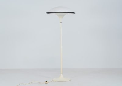 Magnificent “Cosmos” floor lamp by Preben Jacobsen for Fog & Mørup (Denmark, 1980s). This Cosos floor lamp, also know as the “Ufo” lamp features a metal tulip shaped base, a metal leg and a nicely curved acrylic dome shade that casts a beautiful, diffused glow. This sleek minimalistic piece is definitely an eye catcher. In excellent vintage condition!