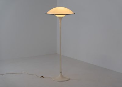 Magnificent “Cosmos” floor lamp by Preben Jacobsen for Fog & Mørup (Denmark, 1980s). This Cosos floor lamp, also know as the “Ufo” lamp features a metal tulip shaped base, a metal leg and a nicely curved acrylic dome shade that casts a beautiful, diffused glow. This sleek minimalistic piece is definitely an eye catcher. In excellent vintage condition!