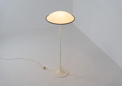Magnificent “Cosmos” floor lamp by Preben Jacobsen for Fog & Mørup (Denmark, 1980s). This Cosos floor lamp, also know as the “Ufo” lamp features a metal tulip shaped base, a metal leg and a nicely curved acrylic dome shade that casts a beautiful, diffused glow. This sleek minimalistic piece is definitely an eye catcher. In excellent vintage condition!