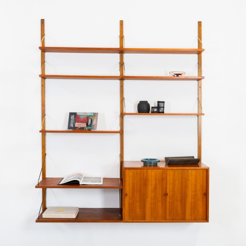 Double wall-unit by Poul Cadovius (Denmark, 1960s). This beautiful and versatile wall-unit is a prime example of Cadovius’ timeless design. Featuring eight shelves and a cabinet, it offers both functionality and style. The modular system allows for endless configuration possibilities, enabling you to arrange the pieces to suit your personal taste and space. Aside from a few minor repair marks, the unit is in excellent condition.