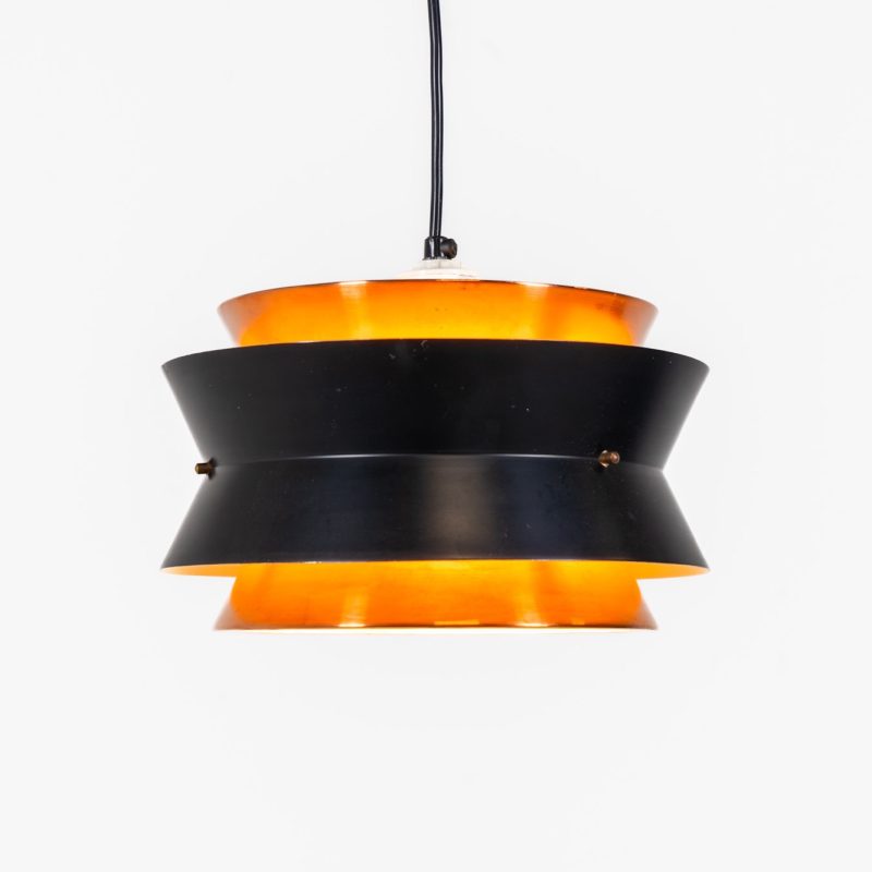Copper pendant light by Vitrika (Denmark, 1960s). This elegant copper pendant lamp, designed by Vitrika Denmark, draws inspiration from Carl Thore’s iconic Trava models. Its sleek design features four copper shades, two of which are lacquered in black, creating a striking contrast. With its timeless, sophisticated appearance, this lamp seamlessly combines mid-century charm with modern elegance, making it a versatile addition to any interior. In very good condition.