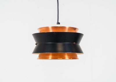 Copper pendant light by Vitrika (Denmark, 1960s). This elegant copper pendant lamp, designed by Vitrika Denmark, draws inspiration from Carl Thore’s iconic Trava models. Its sleek design features four copper shades, two of which are lacquered in black, creating a striking contrast. With its timeless, sophisticated appearance, this lamp seamlessly combines mid-century charm with modern elegance, making it a versatile addition to any interior. In very good condition.