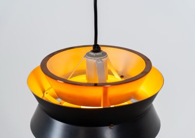 Copper pendant light by Vitrika (Denmark, 1960s). This elegant copper pendant lamp, designed by Vitrika Denmark, draws inspiration from Carl Thore’s iconic Trava models. Its sleek design features four copper shades, two of which are lacquered in black, creating a striking contrast. With its timeless, sophisticated appearance, this lamp seamlessly combines mid-century charm with modern elegance, making it a versatile addition to any interior. In very good condition.