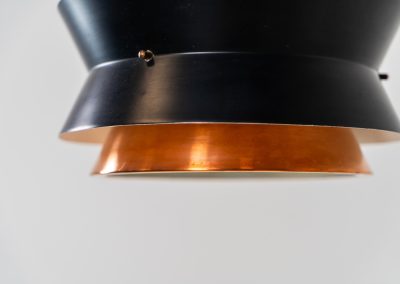 Copper pendant light by Vitrika (Denmark, 1960s). This elegant copper pendant lamp, designed by Vitrika Denmark, draws inspiration from Carl Thore’s iconic Trava models. Its sleek design features four copper shades, two of which are lacquered in black, creating a striking contrast. With its timeless, sophisticated appearance, this lamp seamlessly combines mid-century charm with modern elegance, making it a versatile addition to any interior. In very good condition.
