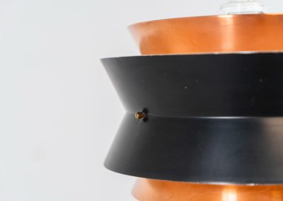 Copper pendant light by Vitrika (Denmark, 1960s). This elegant copper pendant lamp, designed by Vitrika Denmark, draws inspiration from Carl Thore’s iconic Trava models. Its sleek design features four copper shades, two of which are lacquered in black, creating a striking contrast. With its timeless, sophisticated appearance, this lamp seamlessly combines mid-century charm with modern elegance, making it a versatile addition to any interior. In very good condition.